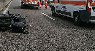 ambulanze e scooter incidentato