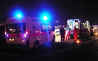ambulanze e soccorritori sulla scena di un incidente notturno