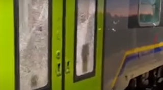 I danni recati alla porta di uno dei treni