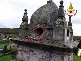 Il campanile centrato dal fulmine