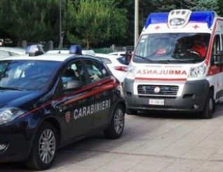 Un'auto dei Carabinieri con un'ambulanza - foto di repertorio