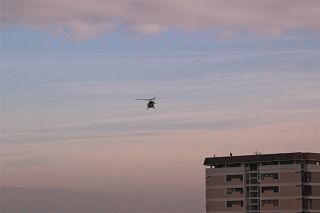 L'elicottero dei vigili del fuoco sorvola l'Arno all'altezza di Pontedera