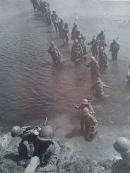 Le truppe americane guadano l'Arno al Ponte alla Navetta (foto tratta dal libro "1944. Uomini e Fatti della guerra in Valdera", di Fausto Pettinelli)