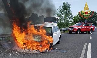 L'auto andata a fuoco in FiPiLi