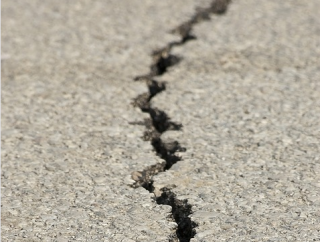 una crepa nell'asfalto - foto di repertorio