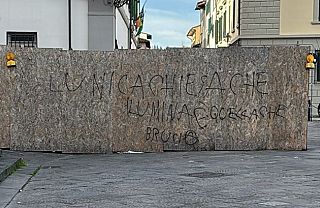 La scritta vergata alla chiesa del Carmine a Firenze