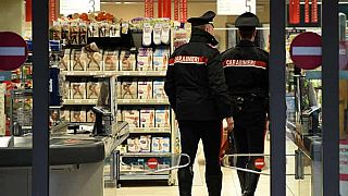 carabiniere in un supermercato