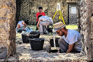 Gli archeologi al lavoro