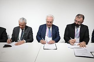 La firma del protocollo d'intesa, al centro il presidente Giani