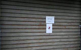 In foto una delle locandine affisse sui negozi della Metrocittà