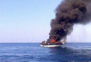 barca incendiata in mare