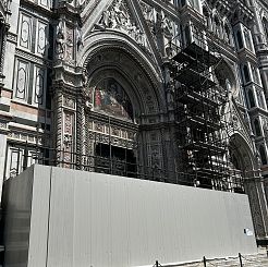 Il ponteggio davanti alla facciata del Duomo