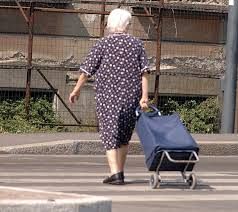 anziana con carrettino della spesa