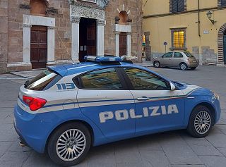 volante della polizia a Lucca