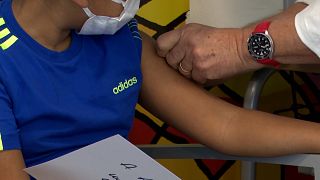 Un bambino si vaccina contro il Covid