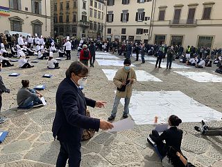 il flashmob dei ristoratori in piazza Duomo a Firenze