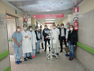 I sindaci Alderigi, Cecchini e Gherardini donano il laringoscopio al reparto di terapia intensiva del Lotti
