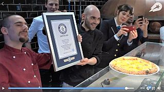 Mirko Gasparri e Andrea Pellegrini con la pizza 111 formaggi e il riconoscimento del Guinness dei primati