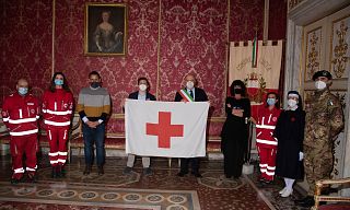 foto di gruppo con la bandiera della croce rossa