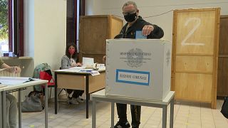 Un cittadino vota a Sesto fiorentino