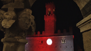 Palazzo dei Priori rosso e bianco per la recente Festa della Toscana