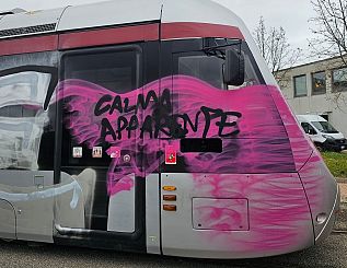 Il tram vandalizzato