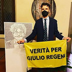 Matteo Biffoni con il cartello per Giulio Regeni