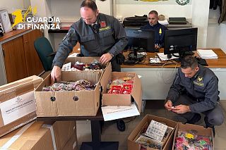 La merce sequestrata dalla guardia di finanza