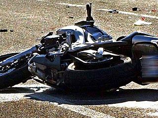 Una moto dopo un incidente (foto di repertorio)