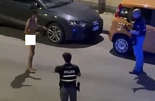 polizia e uomo nudo