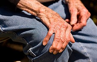 mani di persona anziana