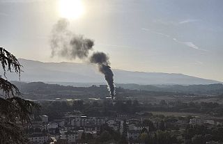 La colonna di fumo sprigionata dall'incendio