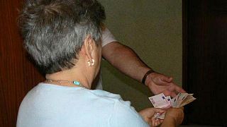 anziana dà soldi a uno sconosciuto