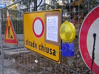 strada chiusa cartelli