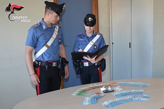 I carabinieri con quanto sequestrato
