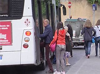 passeggeri salgono in bus