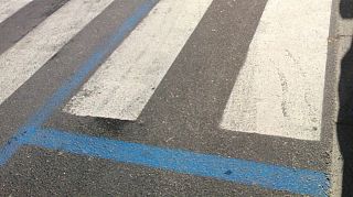 Un caso di ambiguità della segnaletica, le strisce sono state disegnate dentro il parcheggio