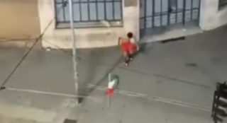 La scena è stata ripresa dalle videocamere di sorveglianza
