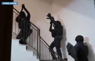 La polizia durante l'operazione