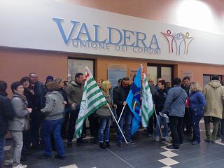 Il presidio dei lavoratori davanti la sede dell'Unione Valdera