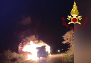 Il pullman in fiamme