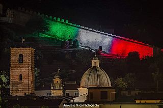 Le mura della Rocca di Sala illuminate con il tricolore