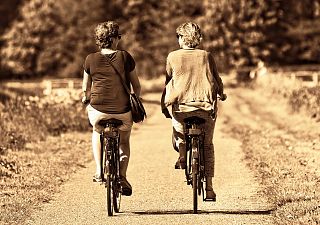 donne in bicicletta