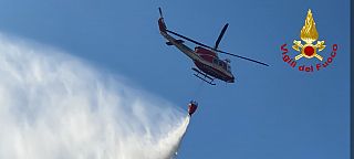 Un elicottero antincendio in azione