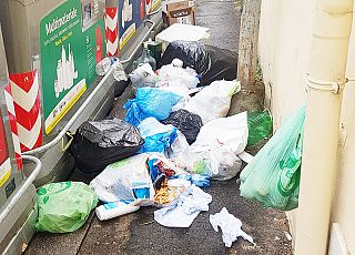 I sacchetti di spazzatura lasciati in via Montegrappa