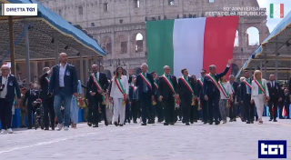 I sindaci sfilano ai Fori Imperiali a Roma