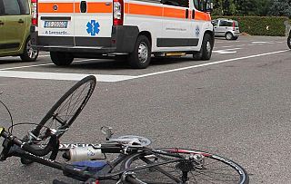 bicicletta a terra e ambulanza