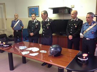 I militari che hanno eseguito l'arresto. Al centro il colonnello Brancadoro e il capitano Antonio Trombetta