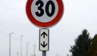 cartello limite di velocità 30 chilometri orari
