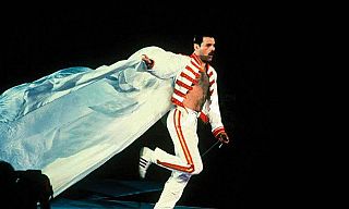 Freddie corre durante un concerto